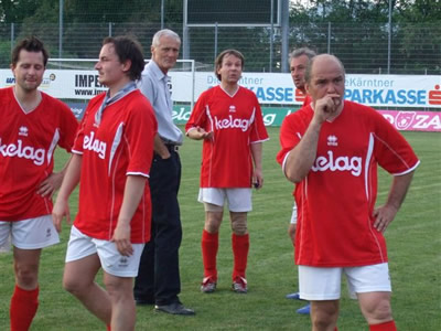 Taktische Besprechung in der Pause eines Literatur-Fussball-Länderspiels (2007)